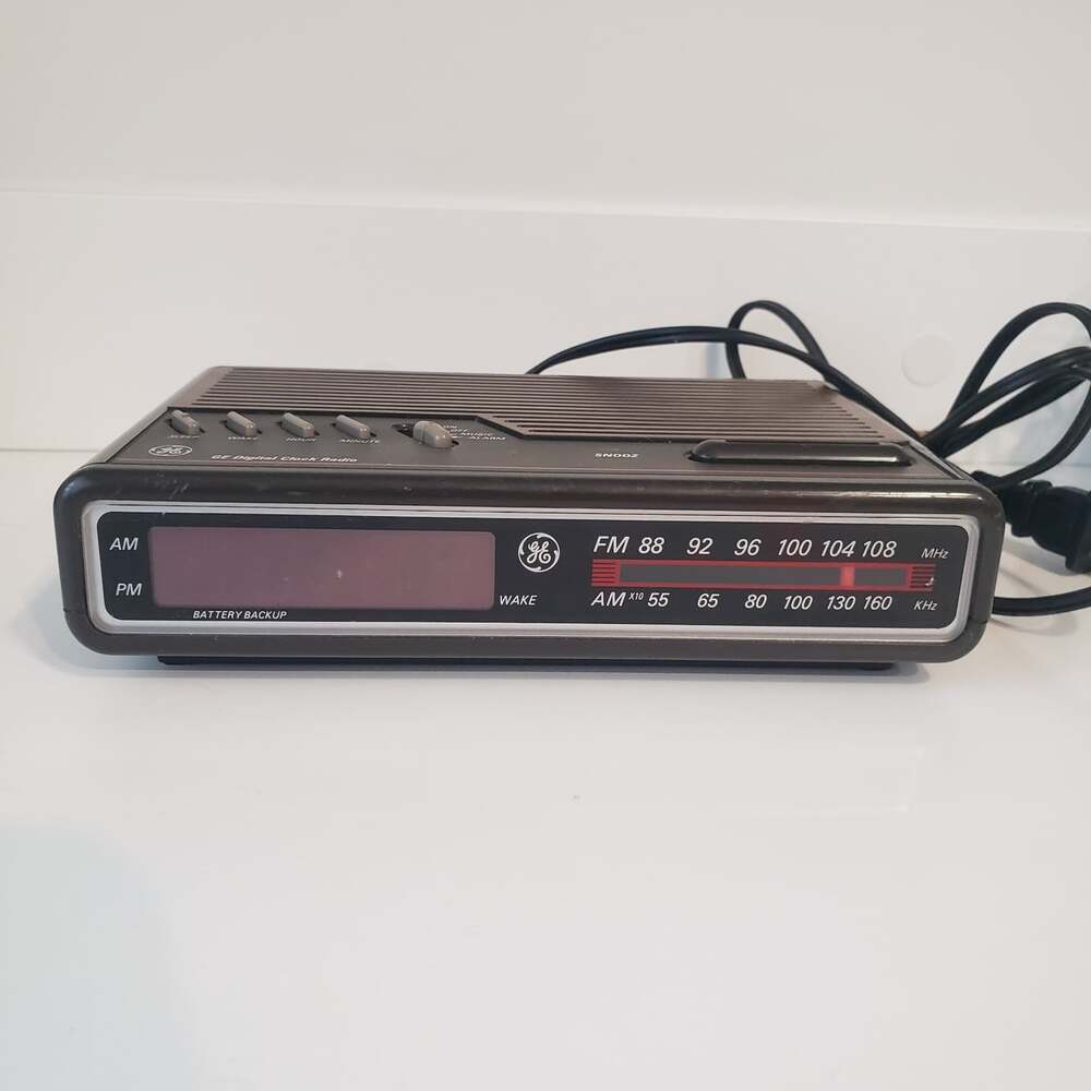 GE Digital Alarm Clock Radio AM/FM Model 7-4612A Faux Woodgrain Vintage